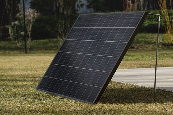 Installiertes Lightmate G Solarmodul, aufgestellt im Garten auf den kurzen Seiten der mitgelieferten Bügeln.