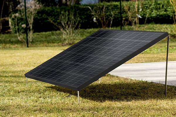 Installiertes Lightmate G Solarmodul, aufgestellt im Garten auf den mitgelieferten Bügeln.